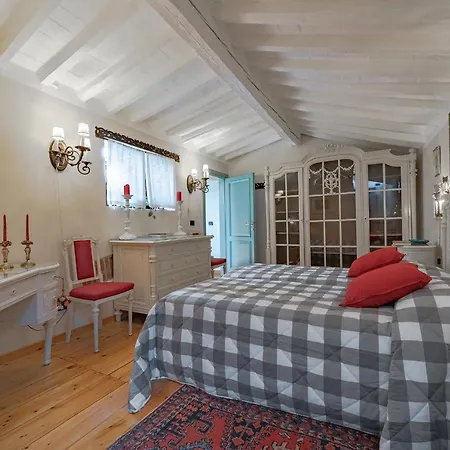 Small Luxury Houses